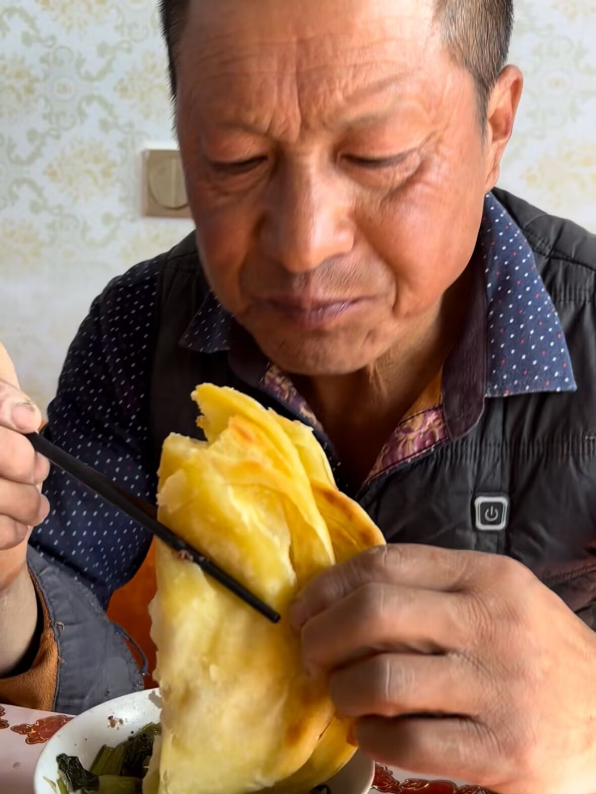 南方老妈手艺多!做腊肉烙饼子样样精通,金黄酥脆,满足