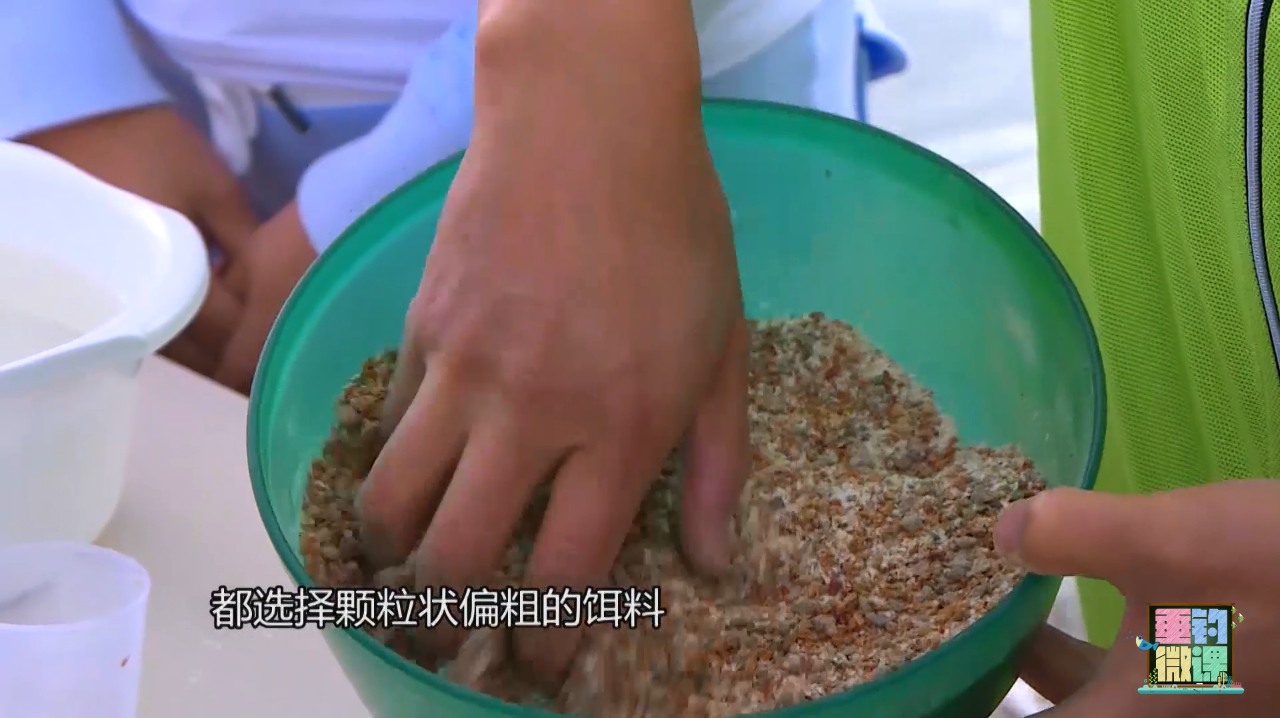 钓鲤鱼饵料要求很高,颗粒、大小、黏性按照这样来准没错!