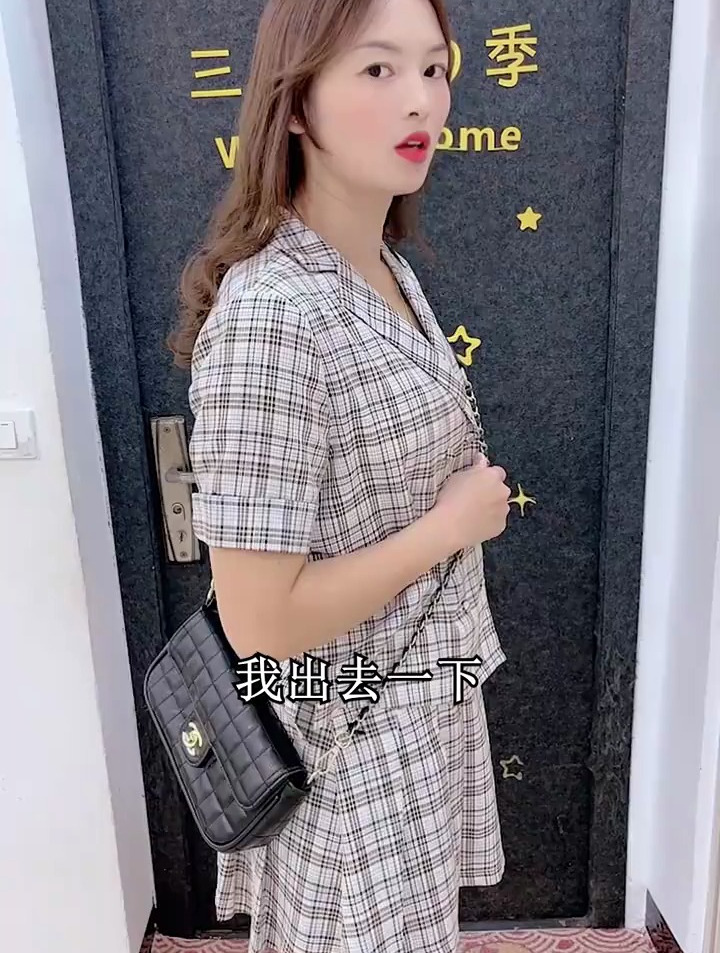 妈妈带孩子出门,爸爸竟然悄悄在家偷吃,结果想象不到