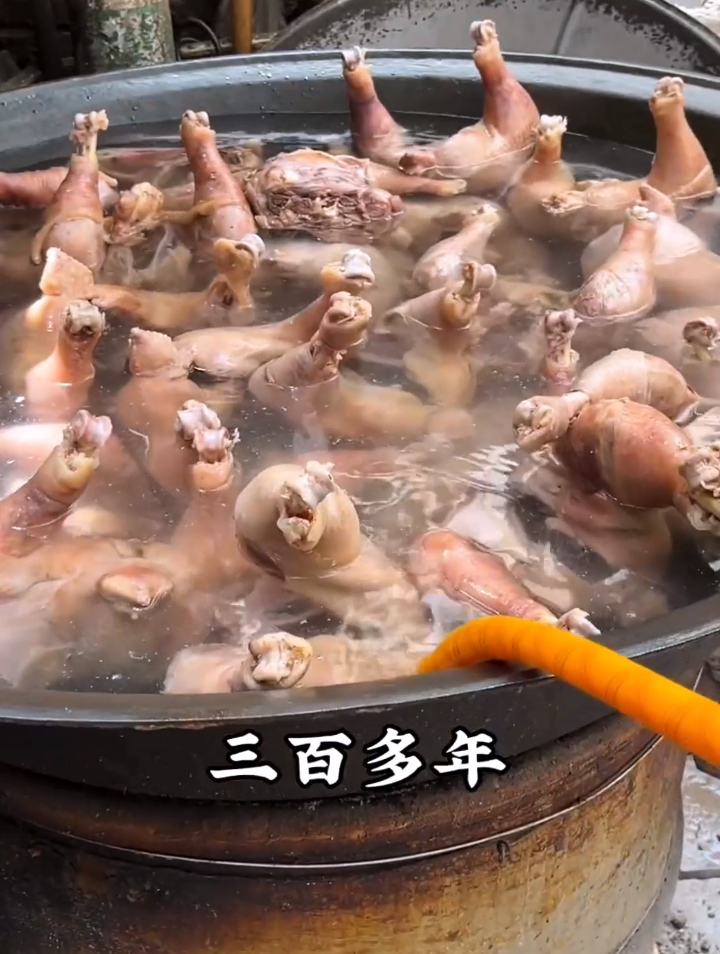 三百年的传承,会龙板鸡,一个鸡有十几斤重,非常震撼