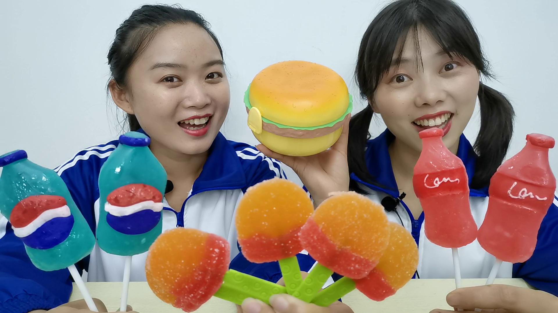 恶作剧:闺蜜聚餐食材奇葩,可乐是糖不能喝,汉堡模具咬不动真逗