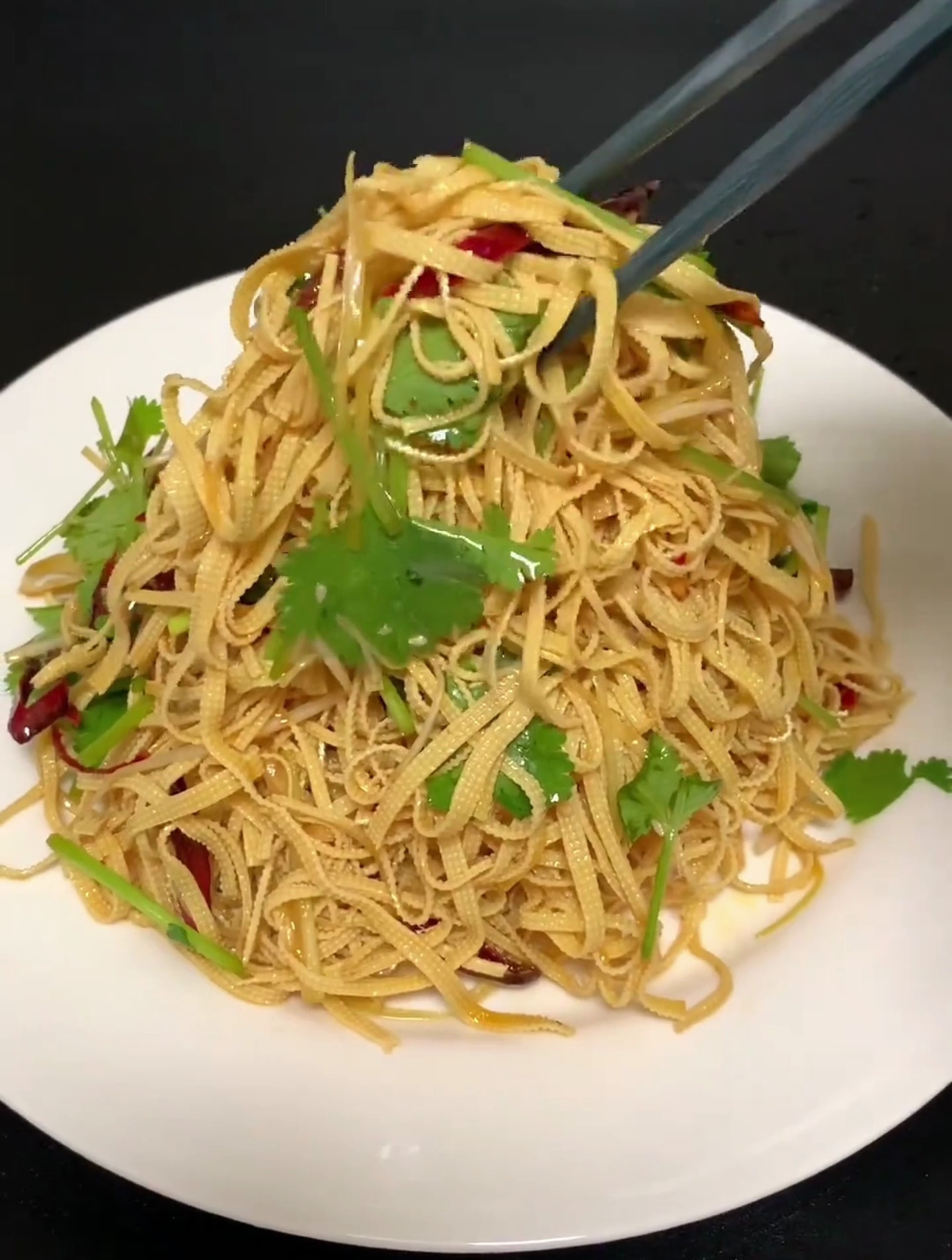 都喜欢吃拌干豆腐丝,自己在家做的不好吃,你可以试试像我这样做