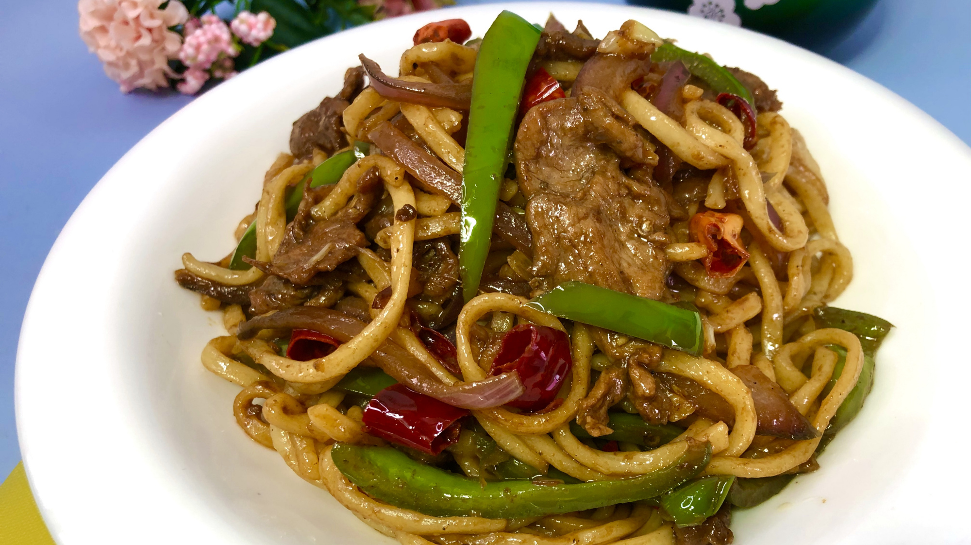 肉炒面正确做法,很多人炒肉这步就错了,记住这个技巧出锅抢着吃