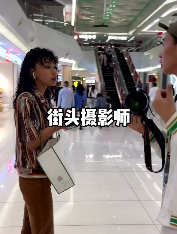 商场里偶遇泡面头女生,一杯奶茶给她拍了几张照片,很有内味