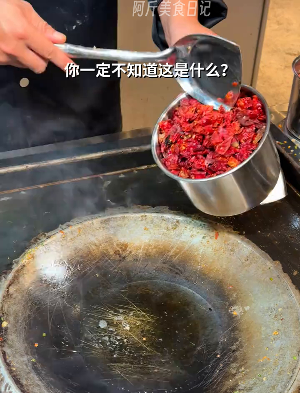 你尝过这盘咸菜油渣炒饭有多香吗?