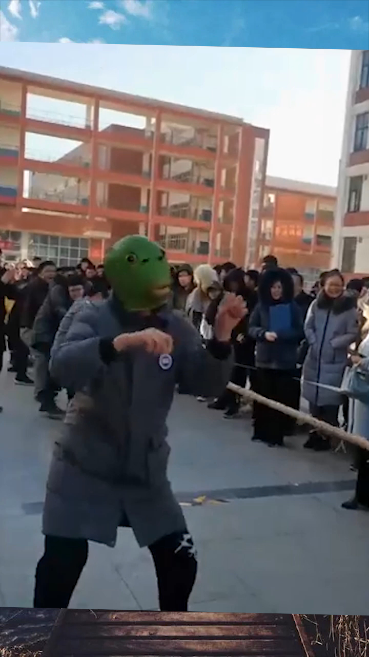 奇趣:拔河比赛千万别带绿头鱼头套,眼前这一幕,就是活生生的例子!