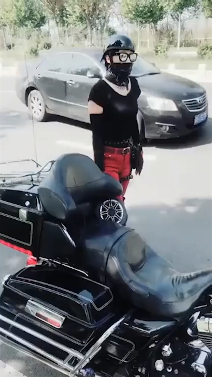 这是我见过最酷的摩托车女生,走在大街上回头率超高,太养眼了!