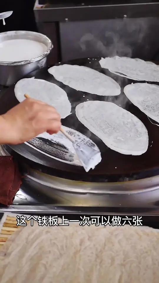 超薄的煎饼像牛舌,做得很轻巧