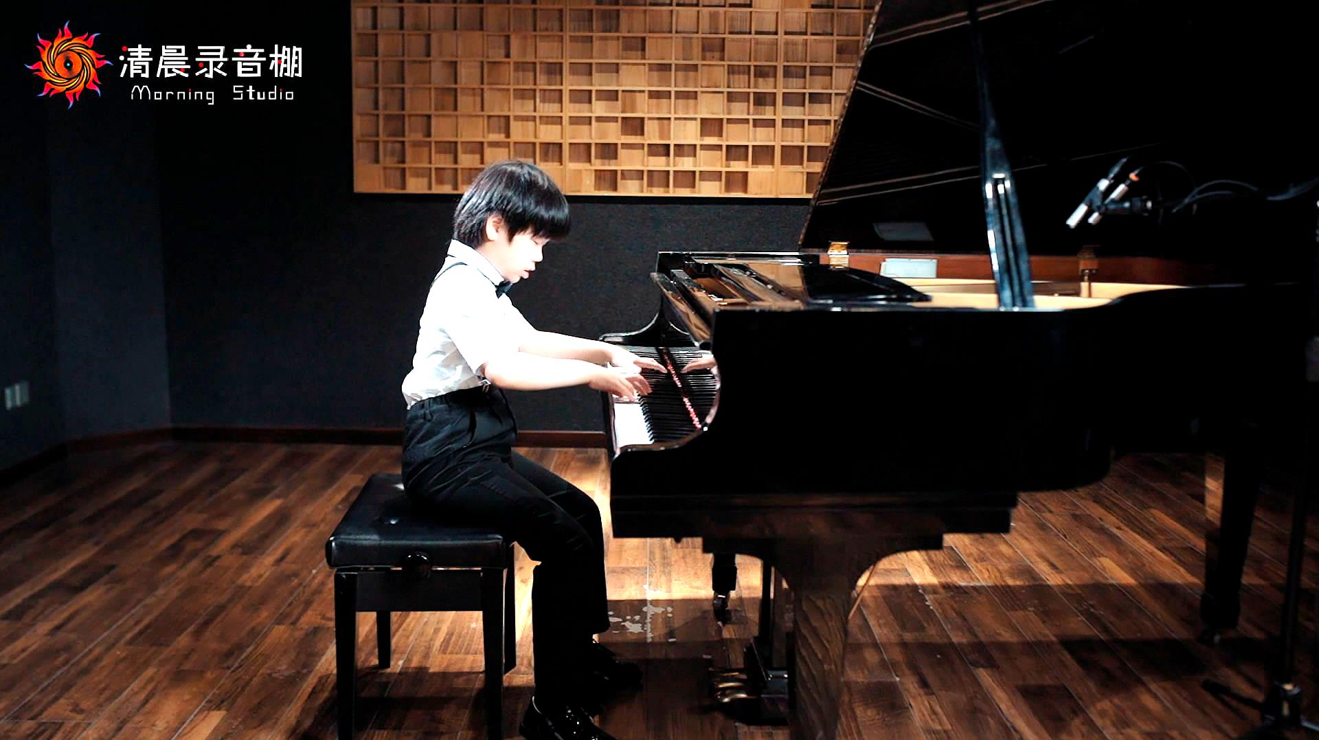 [图]8岁宝宝演奏《巴赫第三号法国组曲》,手型非常漂亮!未来钢琴家