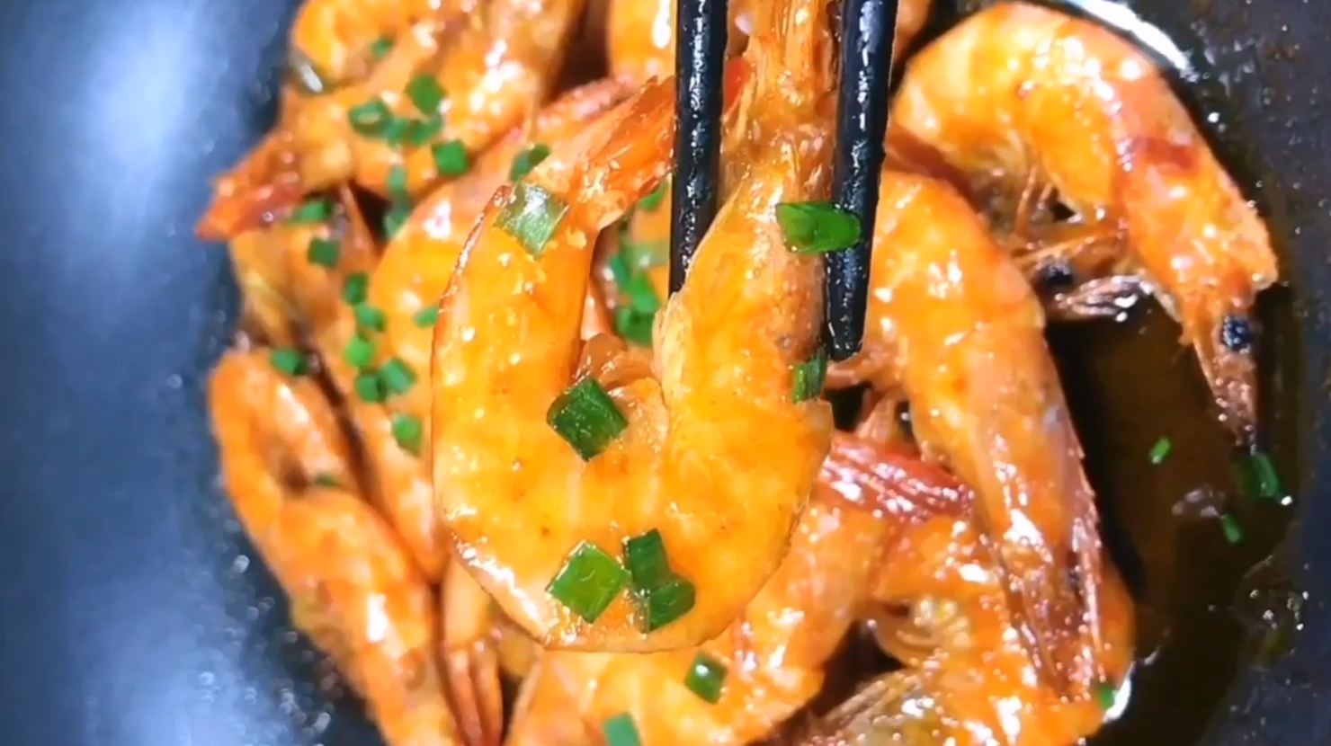 家常版油焖大虾正宗做法,虾壳金黄,虾肉鲜嫩入味,一盘不够吃