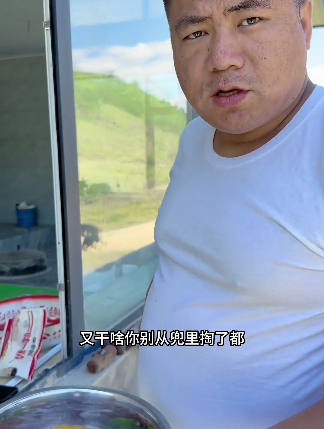 做俩东北家常菜,铁锅炖冰溜子,鸡蛋焖子。这是嘎嘎下饭