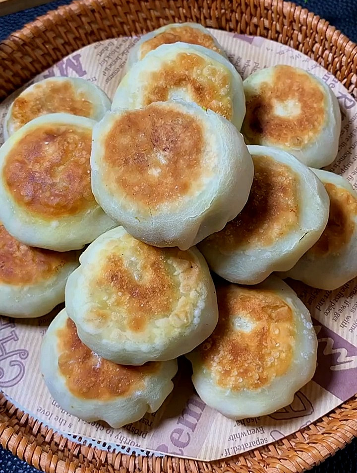 厨房食材:饺子皮:馅料:西葫芦。胡萝卜擦丝。香菇焯水剁碎