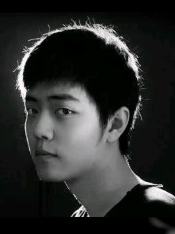 素人时期的肖战,满脸婴儿肥,鼻子肉肉的,一看就不像明星!