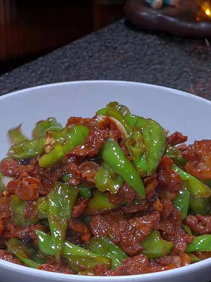 辣椒炒肉到底是先炒辣椒,还是先炒肉,按我这个方法做,香辣有味