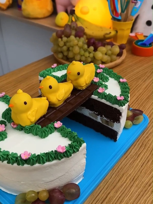 手工制作的小黄鸭蛋糕
