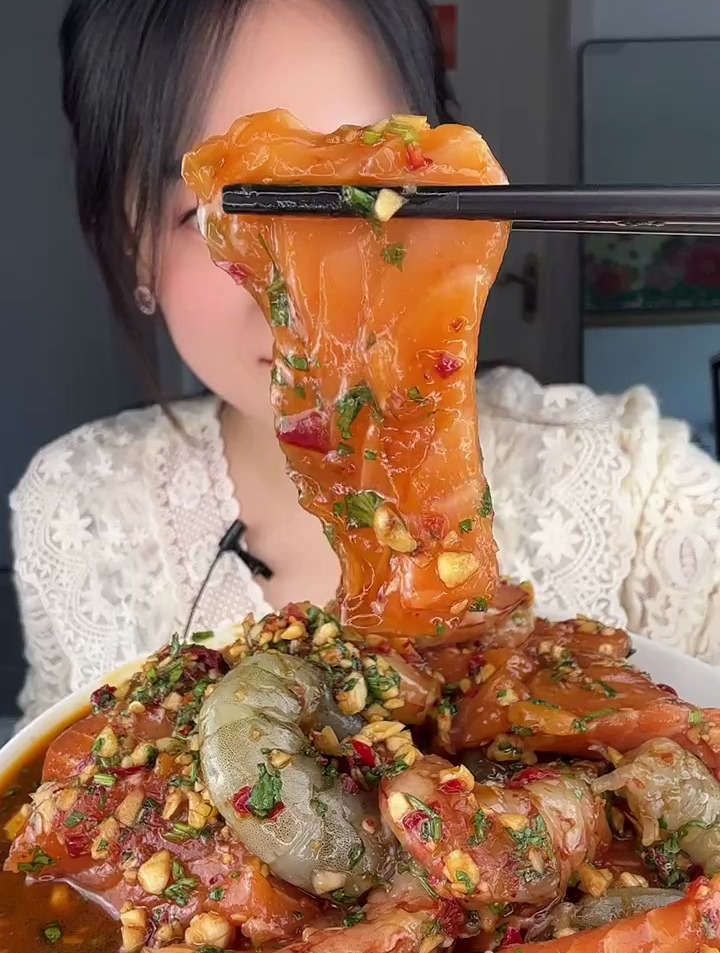 凉拌三文鱼虾仁,肥肥糯糯酸酸辣辣巨好吃