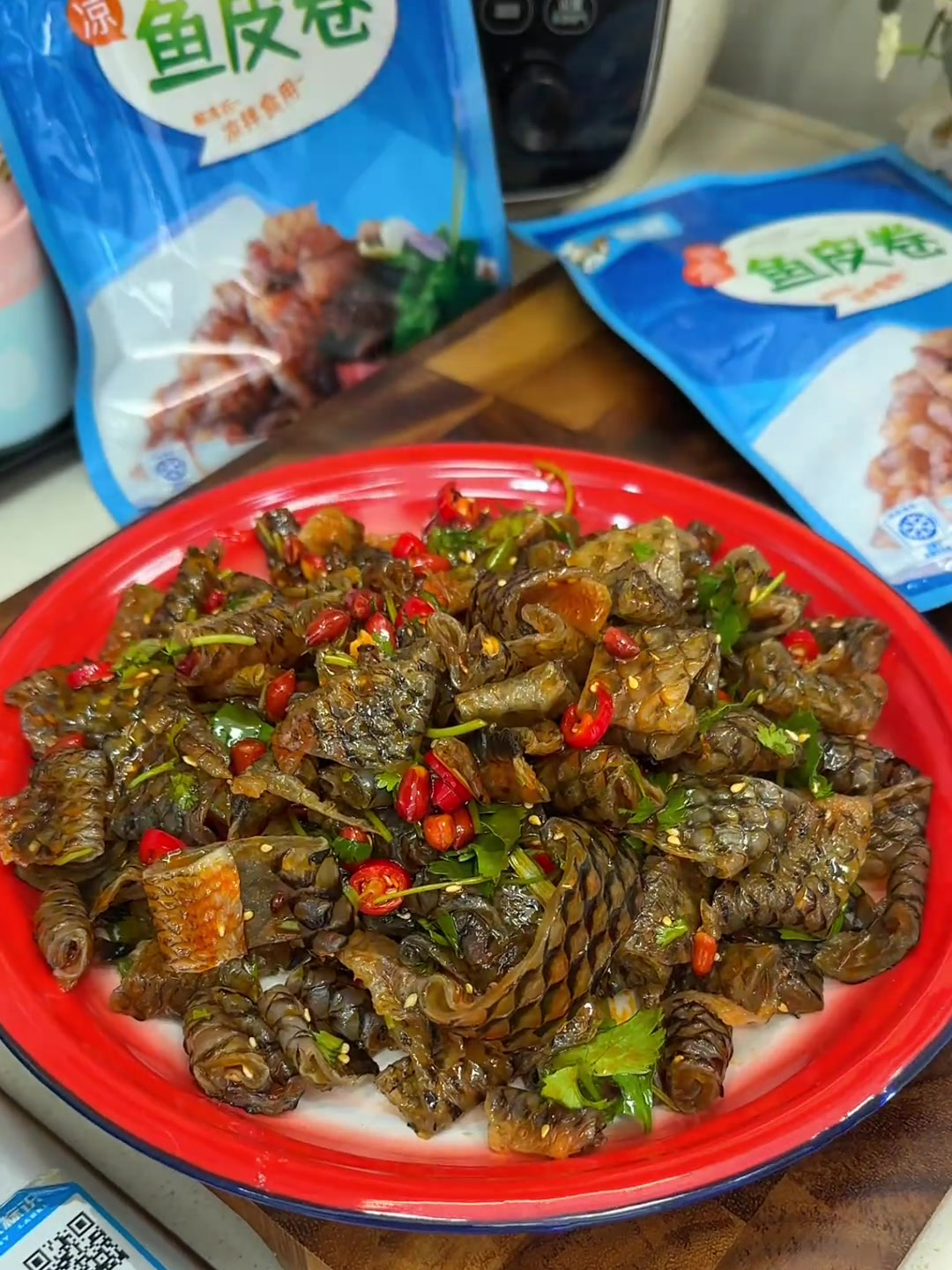 吃起来又鲜又脆的凉拌鱼皮卷即解腻又下酒!天热没胃口拌上一盘