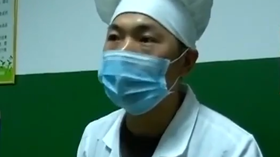 莲花血鸭做成真空包装 为延长保质期 将鸭肉和鸭血分开包装
