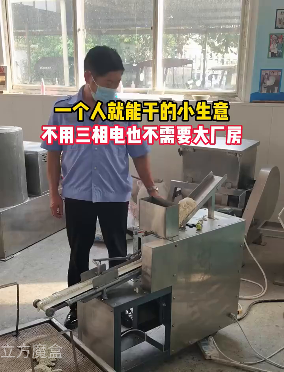 这个大哥买了台麻花机,自己开了个小作坊卖麻花,现在十里八乡都来他这进货