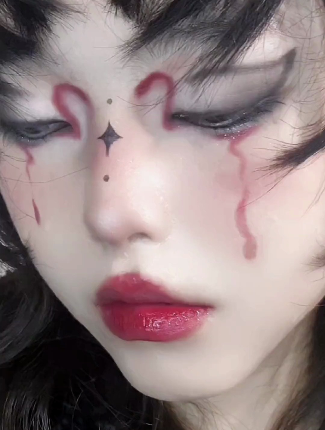 来学这个一盘眼影就能画出来的暗黑黑天鹅妆!