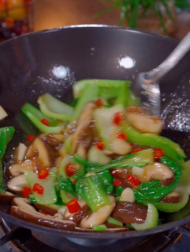 据说现在条件好的人都不爱吃肉,就爱吃香菇炒油菜,做法真的简单