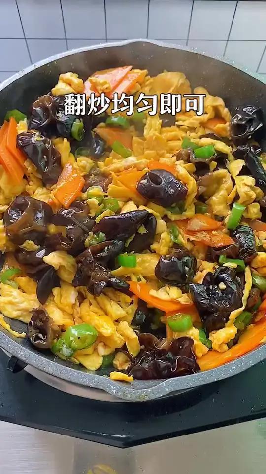青椒木耳炒鸡蛋,家常美味,让人回味无穷,快来尝一尝!