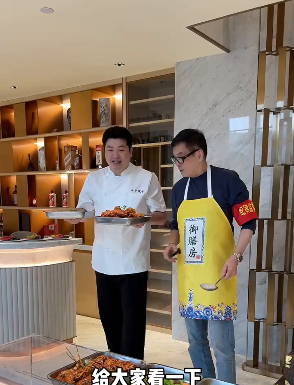 七个孩子居然这样吃晚饭!