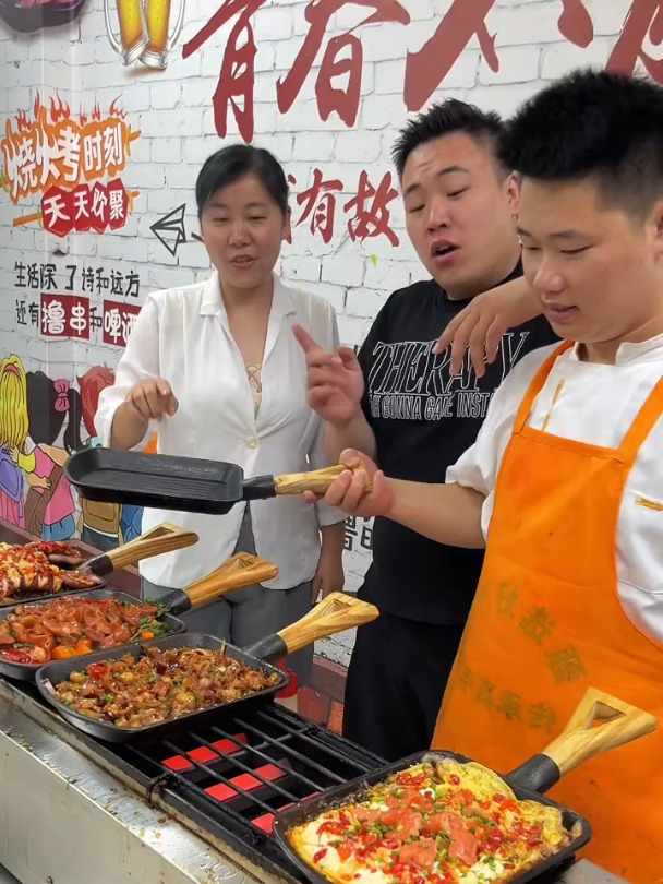 铁板菜,一个铁锹出餐,有新意,蔬菜 海鲜 肉类都可以做