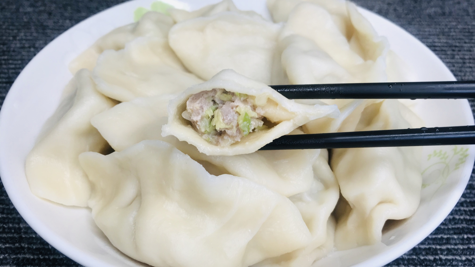 白菜饺子怎么调馅才好吃?教你方法,鲜嫩多汁,不柴不腥