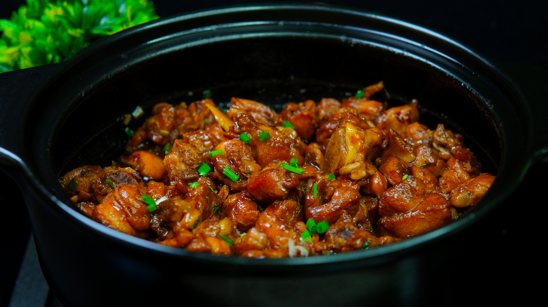 懒人版葱油焖鸡，出锅香味十足，软嫩多汁，简单好做两步就搞定