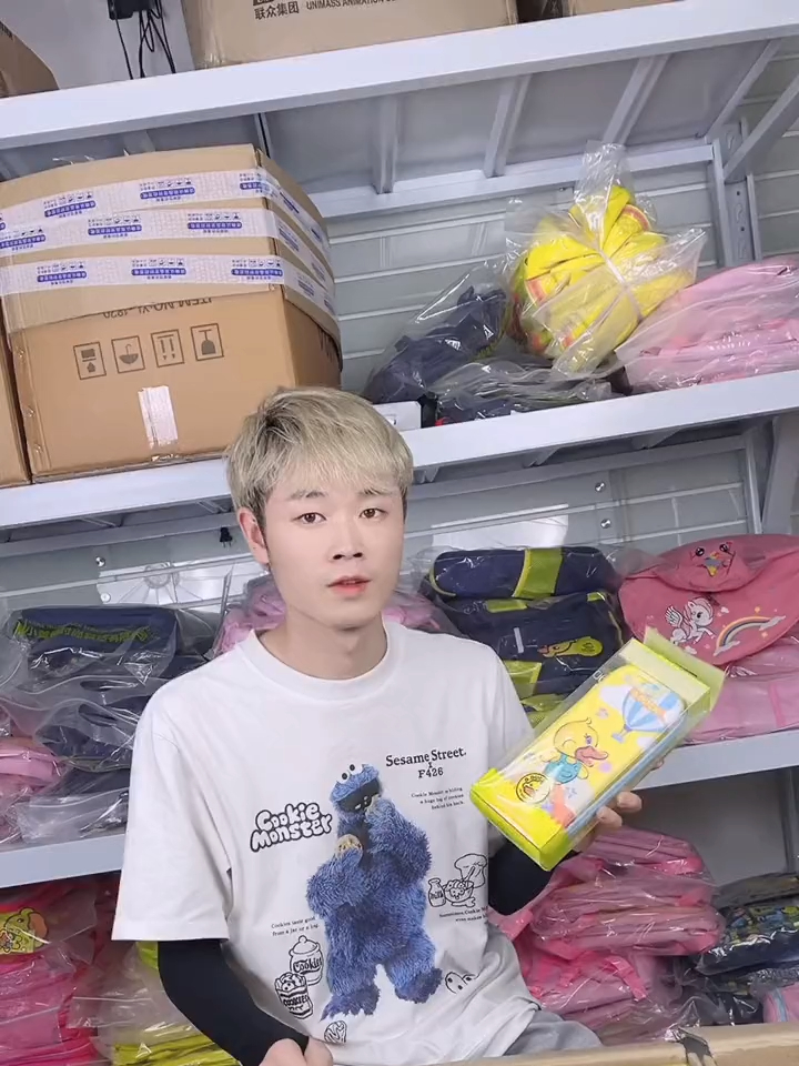 孩子喜欢的小黄鸭文具盒来了,买一个当入学礼物吧