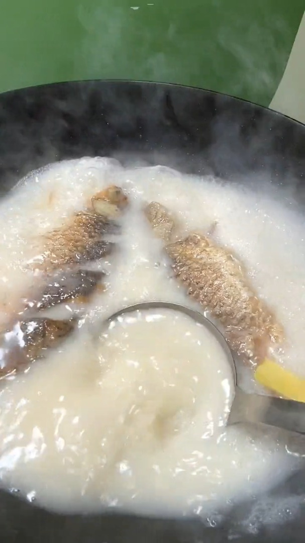 鲫鱼汤做好关键的两步就行 保证鱼汤能做出奶白色