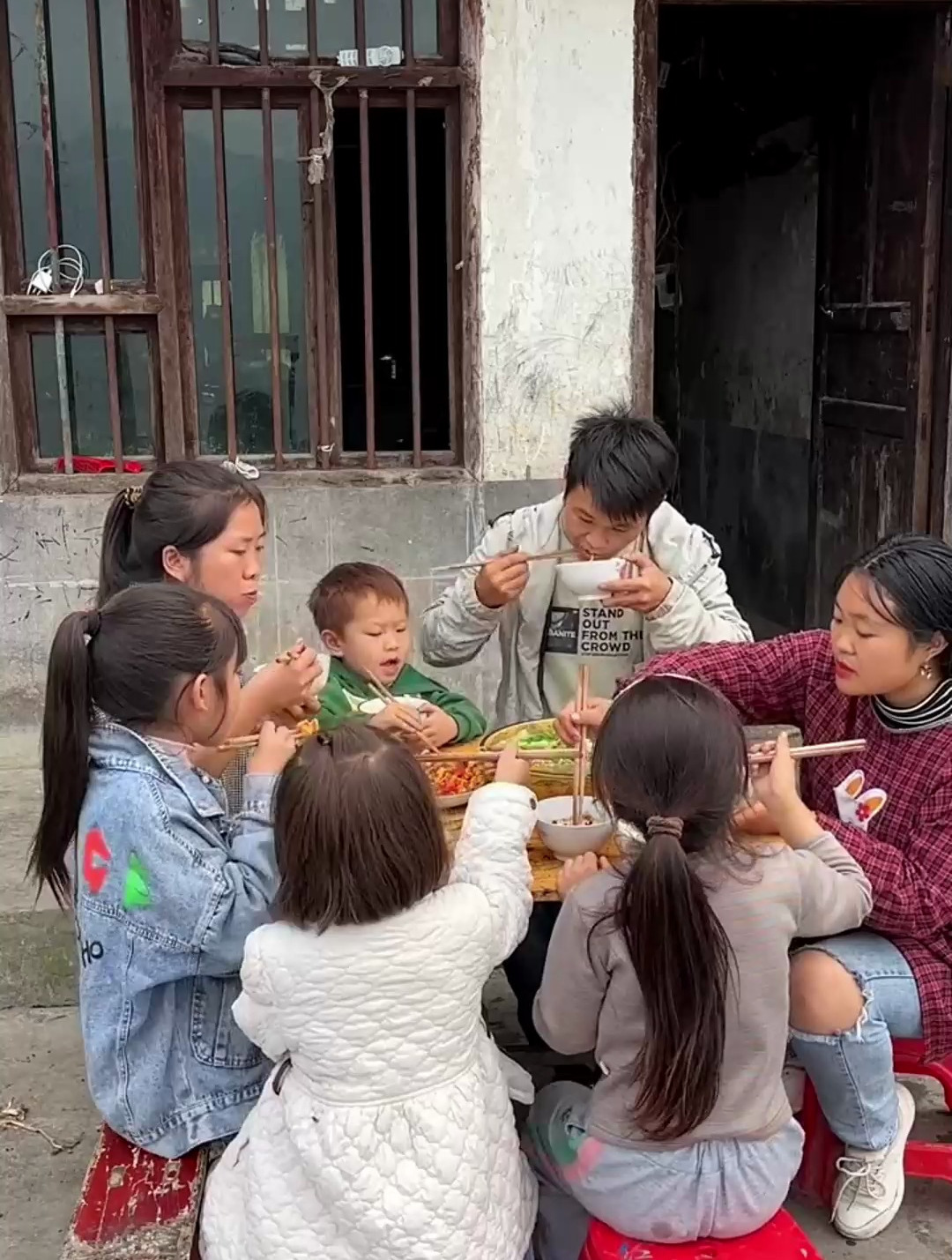 这就是云南穷人家的饭菜,眼前的这幕,看完莫名心酸!