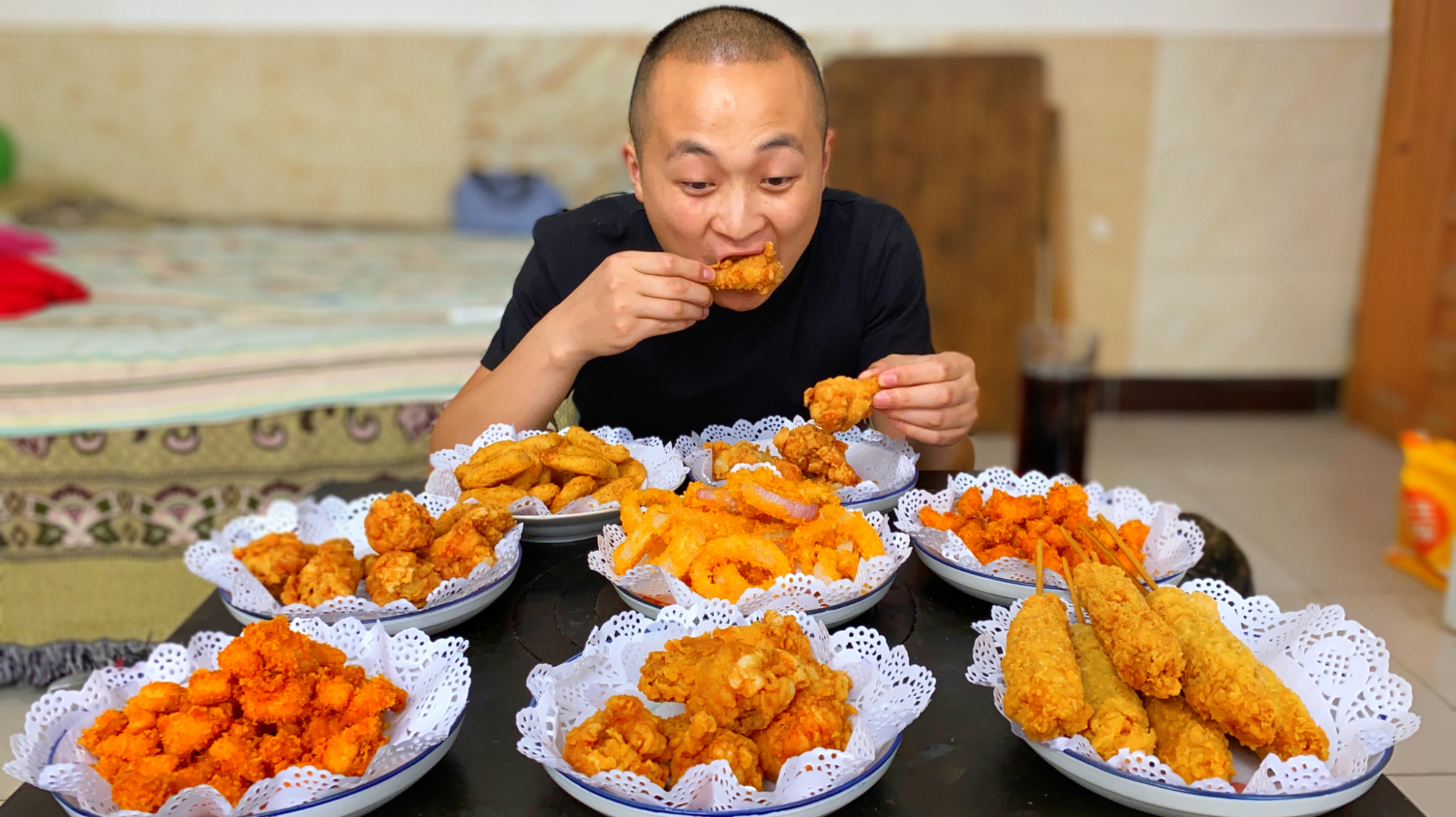 大冬把所有炸鸡品类炸一遍，8盘满满一桌子，吃过瘾了