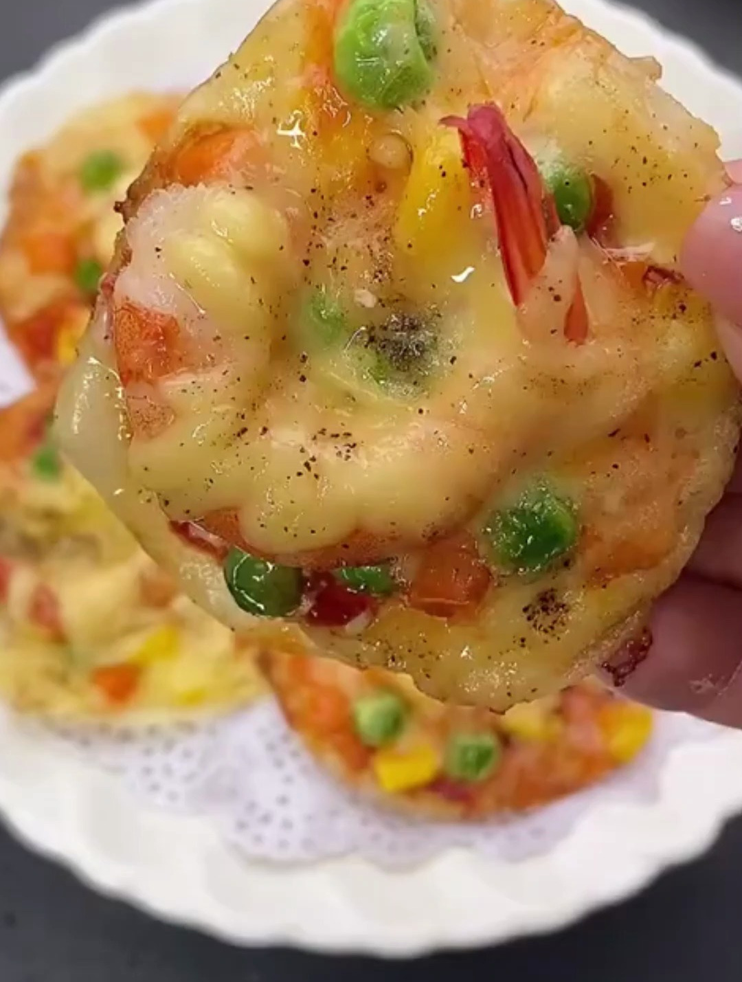 今天推荐什锦虾仁小披萨美食,做法简单,营养又美味