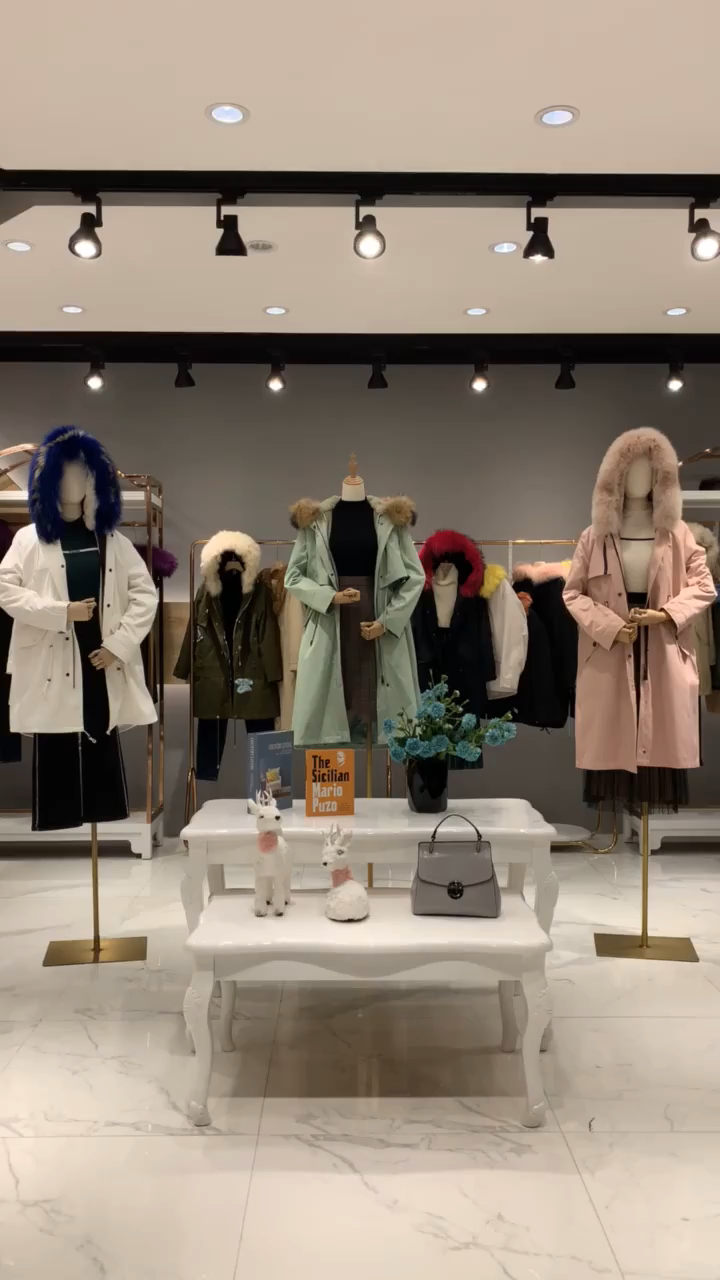 D&K派克服高端品牌女装专柜撤柜,品牌折扣女装长款大毛领皮草羽绒服