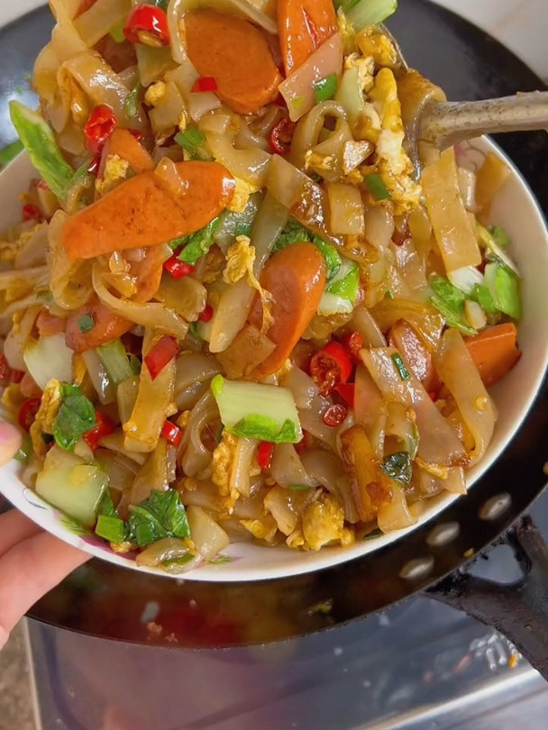 不知道吃什么就来炒一锅鸡蛋炒河粉