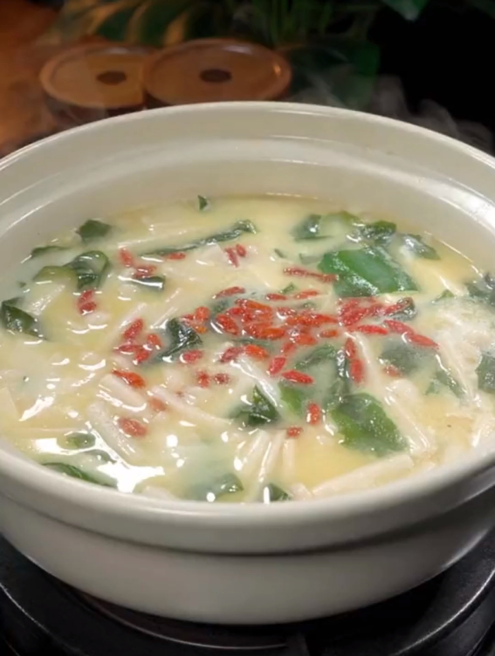 天冷了,我每周都会做两次鲫鱼汤给孩子喝,营养丰富,汤鲜味美