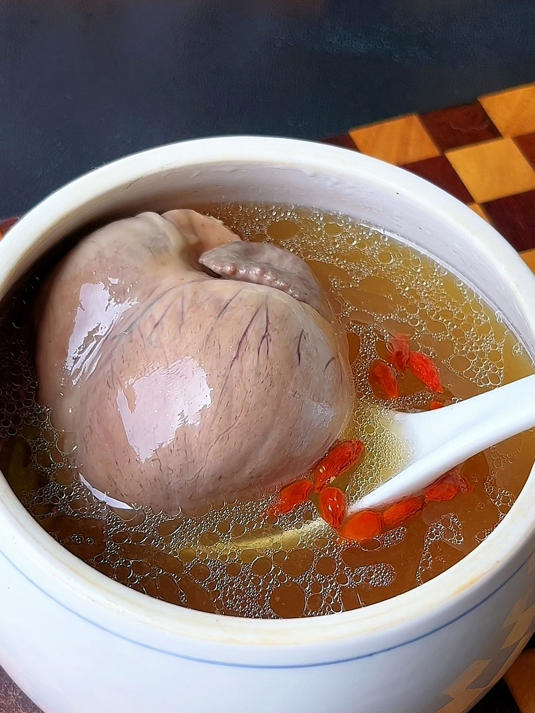 我会经常炖这道福建猪心汤给孩子喝补充营养,汤汁鲜甜孩子很喜欢