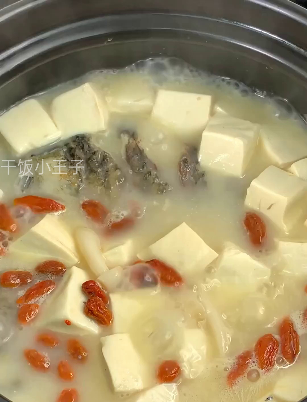 家常鲫鱼汤,冷水下锅更鲜美