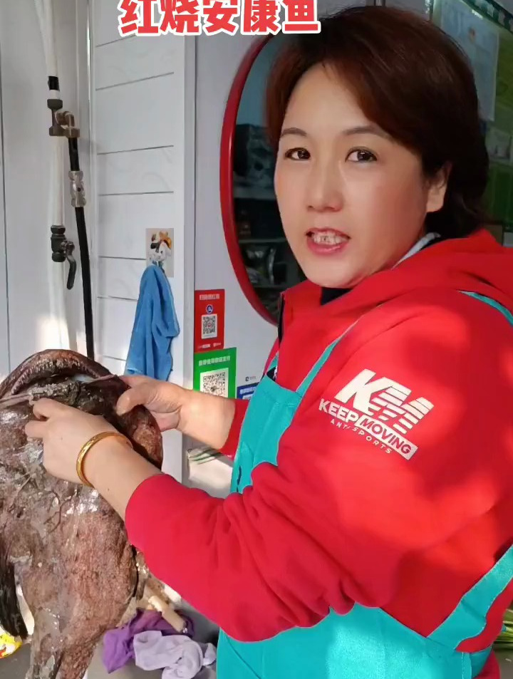 安康鱼口感滑嫩,味道鲜美,放入鱼肝后,既有鱼的鲜美