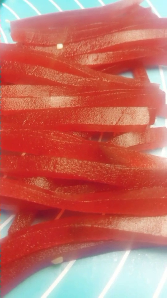 山楂糕拌海带丝,酸甜爽口,喜欢转发朋友圈留着年夜小凉菜