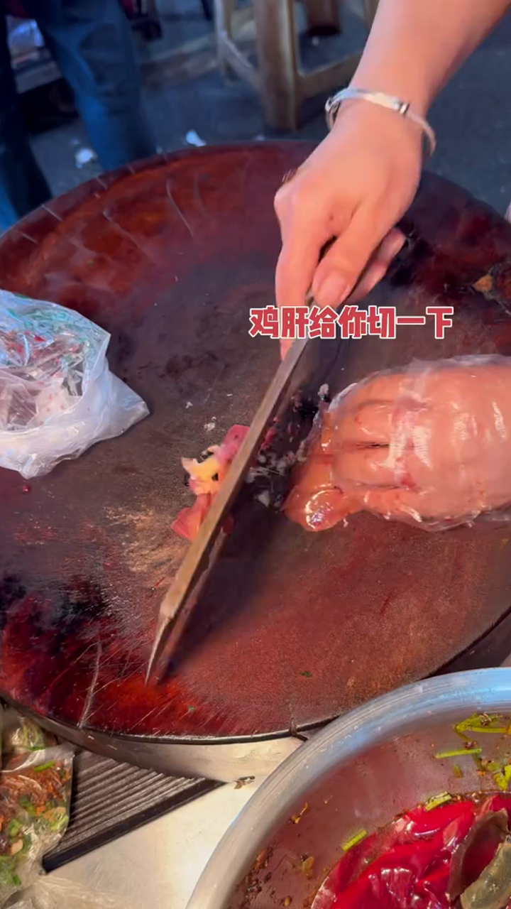 贵州街边的凉拌鸡血居然还能加皮蛋和鸡肝做法太炸裂了十五块钱一份你们感觉值不值