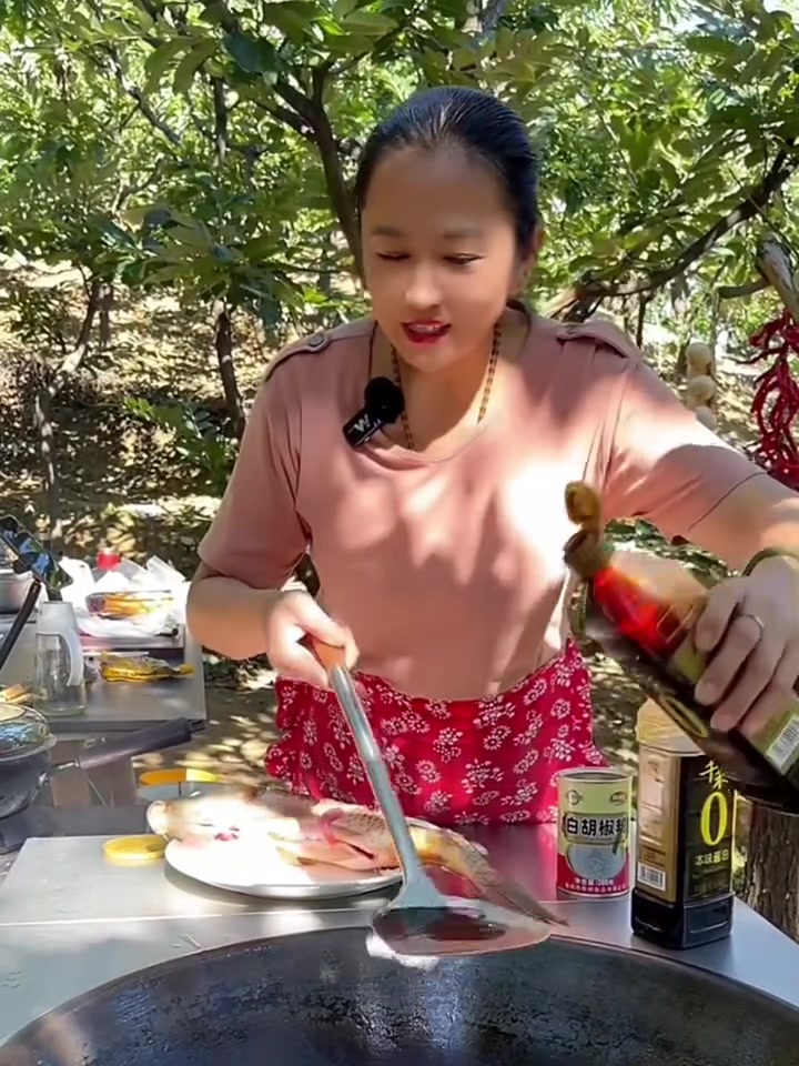 农家美食鱼锅贴饼子,鱼肉鲜嫩没有土腥味