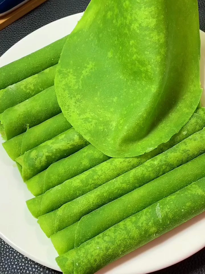 用食用油搅拌均匀,菠菜汁小苏打搅拌均匀至不变色