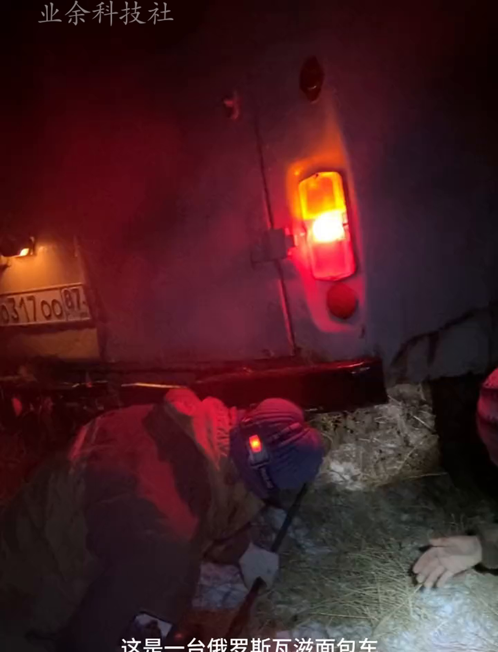 看下俄罗斯面包车黑夜渡河越野