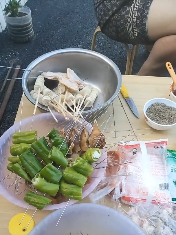 在家烤串吃烧烤喝啤酒