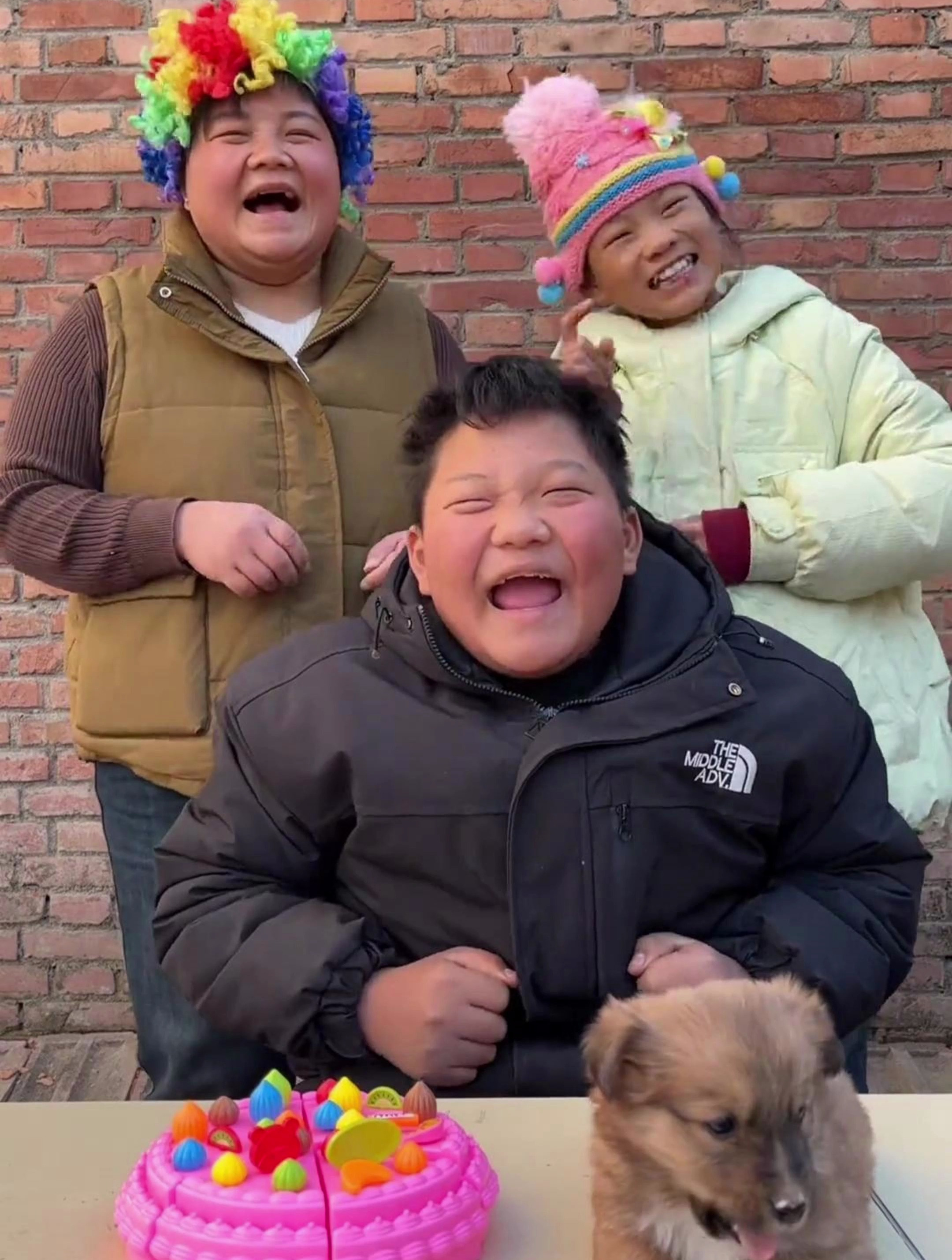 小朋友快看爸爸的蛋糕被谁吃了