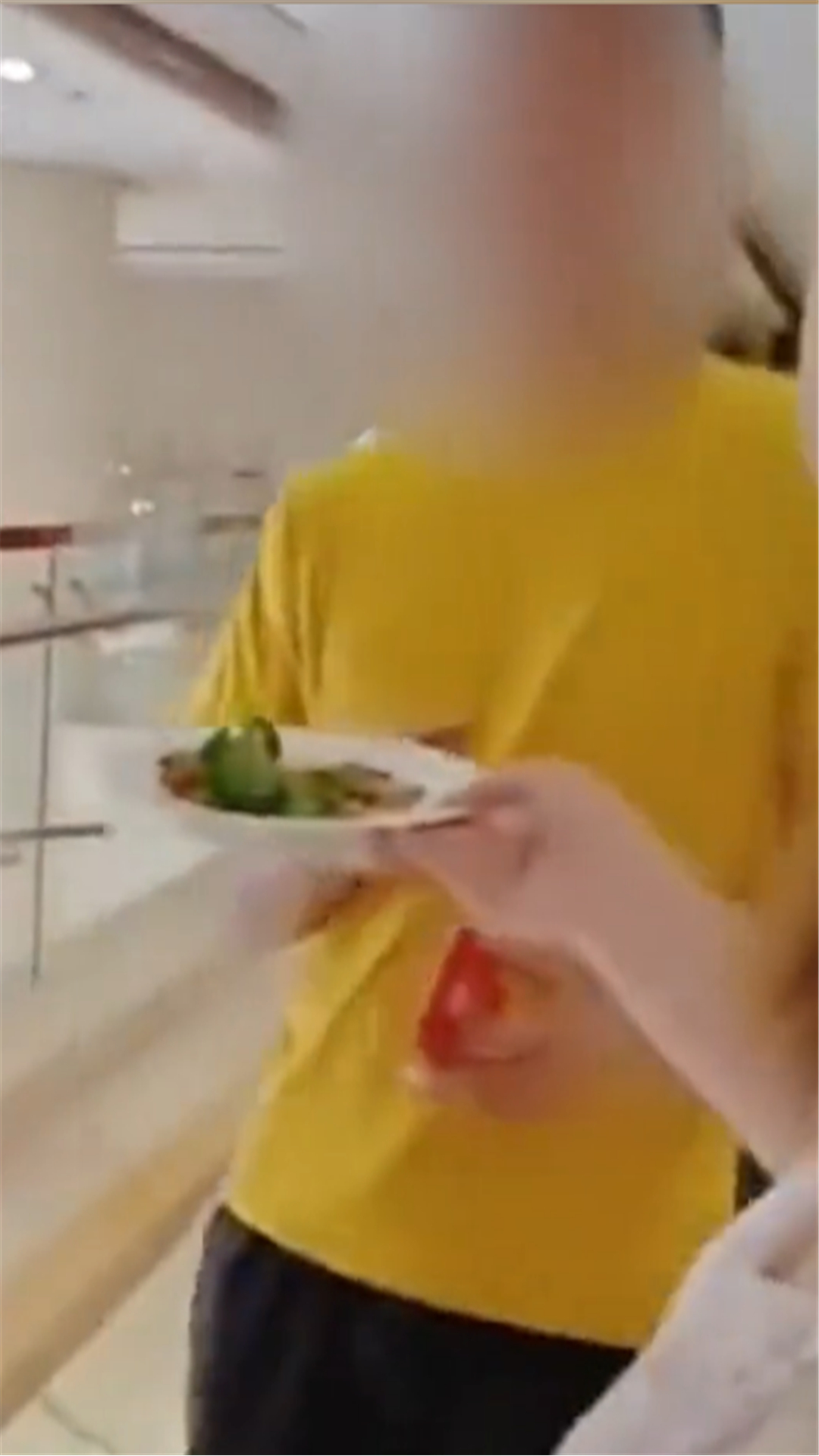 合肥一酒店被曝7桌周岁宴席饭菜疑有馊臭味,市监局:正现场处理