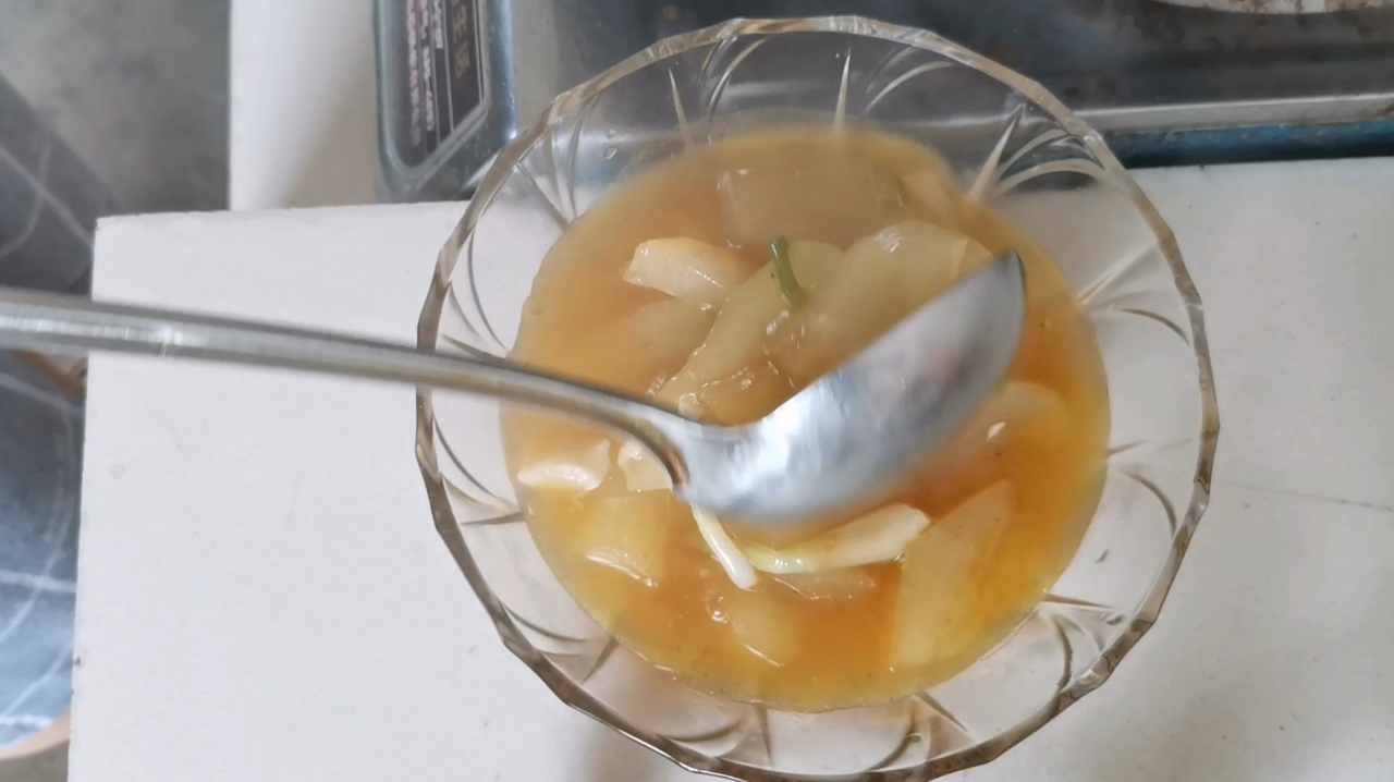 地里摘回来一个瓠子,做我家常吃的瓠子汤,放点葱蒜汤非常好喝